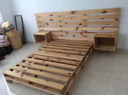 Étapes de la construction à droite. Diyfurniturepallets Lit En Palette Lit Palette Bois Chambre A Coucher Design Boheme