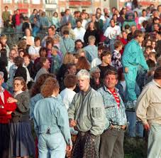 Rostock ist eine norddeutsche hansestadt an der ostsee. Fremdenfeindlichkeit Ruckkehr Der Pogrome Als Rostock 1992 Brannte Welt