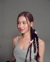 도대체 언제까지 더 이뻐질~ 사나 ? 미모의 사나 그녀가 더 이뻐지고 있습니다✨ 계속해서 리즈를 갱신하고있는 트와이스 사나의 쌍둥이  셀피부터 헤어 리본 스타일링까지 트렌디한 모습들을 전달드립니다 ?? 사나 @m.by__sana ▪️ 1996년 생 일본