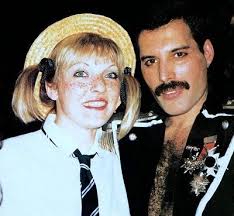 فريدي ميركوري ‏ ولد باسم فاروق بولسارا كان مطرب وموسيقي ومؤلف أغاني بريطاني عاش في الفترة بين 5 سبتمبر 1946 حتى توفي في 24 نوفمبر 1991 بسبب ذات الرئة القصبية التي حدثت له كمضاعفاتٍ عن الإيدز.161718 يشتهر فريدي على الأخص. Mary Austin Wiki Age Husband Boyfriend Family Biography More