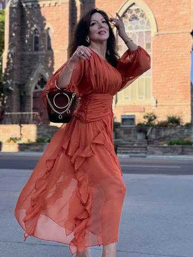 Perfect outfit to catch the eye >> 🤎timeless elegance is not a luxury  reserved for a few, it is a cornerstone of every woman wardrobe 🫴 Dress  @bellabarnett.official Suede Ring Bag @opcollections