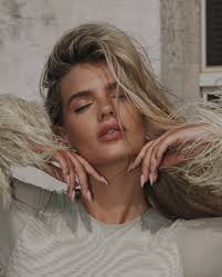 Flawless look by @musee.thebrand 👩🏻‍🍳 🥗 ¡Hoy preparamos una ensalada de  Kale fresca y deliciosa! 🌿🍅🌱 ¿Buscas una opción saludable, rápida y  llena de sabor? 😋 Esta ensalada de kale es todo