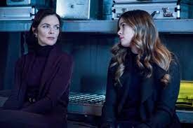 Serie flash saison 5 episode 19 en streaming jeune expert de la police scientifique de central city, barry allen se retrouve doté d'une vitesse extraordinaire après avoir été frappé par la foudre. The Flash Season 5 Episode 19 Review Snow Pack Tv Fanatic