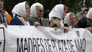 Como cada año, la lucha por juicio y castigo para todos los genocidas se hizo sentir y en esta oportunidad (.) El Presidente Y Funcionarios Saludaron A Las Madres De Plaza De Mayo Telam Agencia Nacional De Noticias