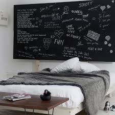 Une Chambre Avec Une Tete De Lit Pour Laisser Libre Cours A Son Inspiration Grace Au Tableau Comme A L Deco Petite Chambre Tableau Maison Chambre Tableau Noir