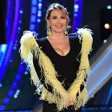 Dopo ben tre anni di pausa, su canale 5 torna il grande fratello. Grande Fratello 16 La Seconda Puntata Barbara D Urso Manda In Tilt Il Web Con L Abito Pappagallo