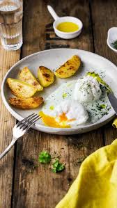 Poached Egg On Green Sauce Rezepte Fruhstuck Brunch Grune Sosse