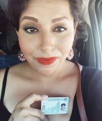 Oaxaca: Mujer transgénero recibe su credencial de elector de una  representación del INE