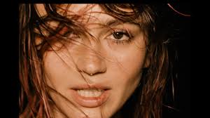 Premiere: "Glass" by Yesh