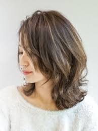 エアリーミディアム 30代 40代におすすめ大人かわいいモテ 愛され 外国人風 ナチュラルローレイヤー 斜め前髪 流し前髪 ベージュグレージュマーメイドアッシュ ヘアサロン予約 ozmallビューティ 40代 ヘアスタイル セミロング 髪型 ミディアム パーマ