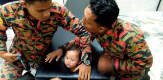 Tubuhku sesaat menggigil menyadari perempuan yang tengah kuintip ini adalah teh euis yang alim berjilbab itu. Keselamatan Di Tempat Kerja Kepala Tersangkut Di Kerusi Urut Spa Theasianparent Malaysia