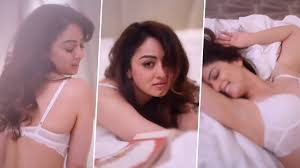 Sandeepa Dhar ने व्हाइट ब्रालेट पहन बेडरूम में कराया बोल्ड फोटाशूट,  एक्ट्रेस की सेक्सी अदाएं देख आपके उड़ जाएंगे होश (Watch Video) | 🎥  LatestLY हिन्दी