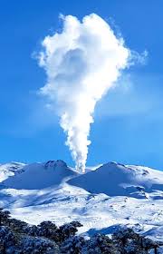 La ascensión al volcán copahue en moto de nieve no exige conocimientos previos ni supone grandes dificultades, ya que fue planeado para que puedan participar personas de todas las edades. Global Volcanism Program Copahue