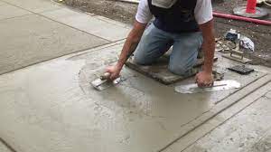 Beginners Learn To Install A Concrete Walkway In 5 Min Concrete And Ce Concrete Walkway Cement Work Walkway