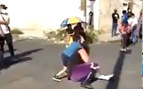 El gladiador toma del brazo al niño y lo lanzó al suelo, impactando contra el concreto. Jw7c3iwda8 Bym
