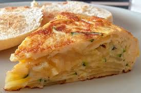 La frittata spagnola con patate e cipolla, nota come tortilla de patatas y cebolla, è uno dei piatti tipici della cucina spagnola, molto gustoso e facile da realizzare. Frittata Spagnola Con Zucchine Porro Patate E Formaggio Ricetta Semplice E Salutare
