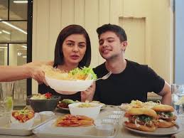 She is not dating anyone currently. Janine Gutierrez And Rayver Cruz Answer Questions About Their Relationship In Mukbang Video