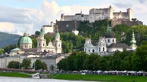 Die stadt salzburg in österreich wird mit bildern und einem rundgang dargestellt. Salzburg Osterreich Dom Goldgasse Getreidegasse Salzburg Den 26 08 2017 Youtube