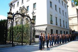 Abercrombie Fitch Store Paris People Are Always Standing In The Line Avenue Des Champs Elysees Male Models Shirtless Paris
