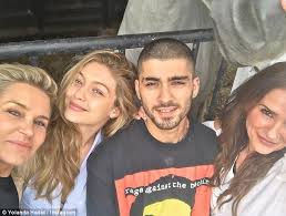 وكان زين مالك قد بدأ مسيرته الغنائية في برنامج المواهب ذي إكس فاكتور وتم استبعاده منه. ØªØµØ±ÙŠØ­Ø§Øª ØºÙŠØ± Ù…Ø³Ø¨ÙˆÙ‚Ø© Ù…Ù† Ø²ÙŠÙ† Ù…Ø§Ù„Ùƒ Ø¹Ù† Ø¬ÙŠØ¬ÙŠ Ø­Ø¯ÙŠØ¯ Ù…Ø¬Ù„Ø© Ù‡ÙŠ