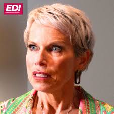 Opinion: Tonight's episode proved that Debbie was the right character for  Coronation Street to give the dementia storyline to #Corrie ⬇️ ⬇️ ⬇️ ⬇️