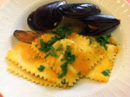 Iniziamo con l'aggiungere, in una ciotola, la farina, il sale e i semi di zucca. Mangiaconrosa Ravioli Di Pesce Con Cozze E Crema Di Zucca