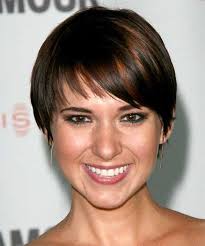 Practical And Easy To Wear Short Hairstyle With Rounded Edges Thin Straight Hair Straight Hairstyles Short Straight Haircut