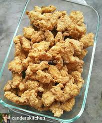 Aduk rata cumi, bawang putih, merica, kaldu bubuk dan garam. Ikan Goreng Tepung Mary Memasak