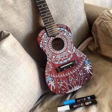 Estas Vacaciones Relajate Y Date Un Tiempo Para Intervenir Tus Objetos Como Hizo Adiktadeco Con Este Bellisimo Uk Ukulele Art Ukulele Design Painted Ukulele