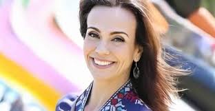 Flávia Monteiro relembra clique nostálgico de Chiquititas e fã comenta: 'Eu  amo'