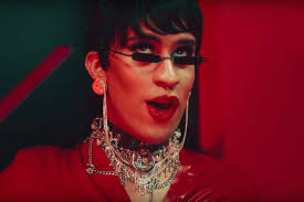 El youtuber victor caballero se dio a la tarea de investigar cuánto cuesta el outfit que el conejo malo utiliza en el video de chambea, y los resultados te van a sorprender. The Importance Of Bad Bunny S Yo Perreo Sola Video Soundazed