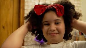 Niña dejó crecer su pelo afro durante 6 años para donarlo
