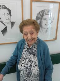 A atriz adelaide joão, de 99 anos, morreu hoje de madrugada na casa do artista, em lisboa maria da glória pereira silva, de nome artístico adelaide joão, nasceu em lisboa em 27 de julho de 1921. Atriz Adelaide Joao Morre Aos 99 Anos Vitima De Covid 19 Ultima Hora