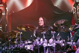 El mundo de la música y el metal ha sufrido una gran pérdida, joey jordison, exbaterista de slipknot, murió el pasado 26 de julio a los 46 años de edad. Xtjtpplmx9xjdm
