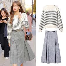 Lisa tampil penuh pesona mengenakan baju berwarna emas mirip pakaian tradisional khas thailand. Lisa Stripe Set One Set Baju Blackpink Outfitnya Blackpink Baju Lisa Monoban Shopee Indonesia