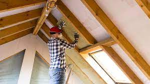 Si vous souhaitez obtenir une maison économe en énergie, réaliser une bonne isolation des combles est incontournable. Isoler Ses Combles Pour Reduire Sa Facture Energetique