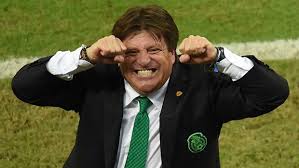 El piojo herrera, martinoli vs piojo, piojo vs martinoli, femexfut, hija del piojo, giovani dos santos, mishelle herrera, el piojo, el piojo le pega a martinoli, fmf, hija de miguel herrera, pelea del. Acusan Al Piojo Herrera Y A Su Hija De Golpear A Comentaristas