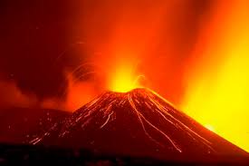 Tra le decine di scosse di terremoto, ieri sera alle 20:26 l'istituto nazionale di geofisica e vulcanologia (ingv) ne ha registrata una di magnitudo 4 con ipocentro a soli 2 km di profondità ed epicentro 7 km a. Eruzione Etna Stop Spazio Aereo