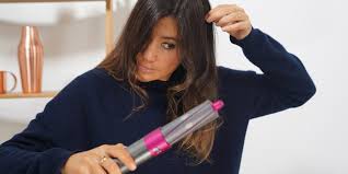 The dyson airwrap™ styler harnesses an aerodynamic phenomenon called the coanda long, fine bristles direct air deep into the hair to give body, creating tension to shape hair as it dries. Wie Teuer Ist Zu Teuer Der Dyson Airwrap Im Test Galaxus