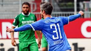 Das wappen der stadt kiel ist das sogenannte holsteinische nesselblatt, in silber auf rotem grund das nesselblatt ist erst 1239 nachgewiesen. Sieg Gegen 96 Holstein Kiel Auf Platz Zwei Und Bundesliga Kurs Ndr De Sport Fussball