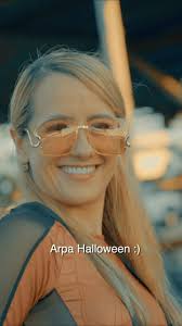 🎃Feliz Halloween👻 qué les parece? Video completo en YouTube! #BellaCiao,  …., . , ., ., ., ., . #bellaciao, #kikibello #miami #songwrtiter #cantautor  #electricharp #arpaelectrica #harpyharps #arpa ...