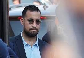 Il est entouré de policiers qui le laissent agir. Benalla Assume Et Denonce Une Volonte D Atteindre Macron Loop Haiti