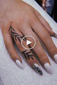 Raise Your Hand If Youve Ever Had A Strong Desire To Make One Of Those Tiny Finger Tattoos Yo Petit Tatouage Tatouage Doigt Minuscules Tatouages Sur Les Doigts