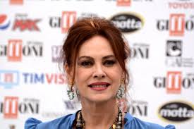 Elena sofia ricci, nom de scène d'elena sofia barucchieri, née le 29 mars 1962 à florence dans la région de la toscane en italie, est une actrice et dramaturge italienne.comédienne polyvalente, elle a joué au cours de sa carrière pour le cinéma, la télévision et le théâtre en italie et en europe, obtenant plusieurs distinctions de premier plan en italie comme le david di donatello. Elena Sofia Ricci Irriconoscibile Con Il Nuovo Taglio Extra Corto Capellistyle