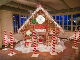 Pin By Jacquelinne Castro On Decoracion Navidad In 2020 Gingerbread Christmas Decor Christmas Gingerbread House Christmas Door Decorations