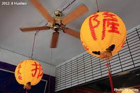 哈 出了店門口我才發現兩個建醮乞求平安用的燈籠上寫了披蕯兩字 這是東方文化與西方飲食的融合嗎 遊記 台東三仙台 阿伯披蕯店