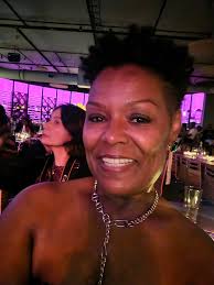 Introduction and photo sharing in girls trips