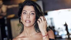 Deniz akkaya önce 2008 yılında sadece arkadaşız adlı tiyatro oyunuyla sonra 2011 yılında az sonra isimli oyunda tiyatro sahnesine oyuncu olarak çıktı. Vwfetreiw1qsgm