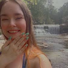 Lindsay Hollis's Instagram, Twitter & Facebook