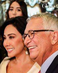 Este fin de semana, #RicardoSalinasPliego celebró su cumpleaños 70 con una  espectacular fiesta en la Arena Ciudad de México. 🎉 🫂El empresario estuvo  acompañado por su esposa, María Laura Medina, y de